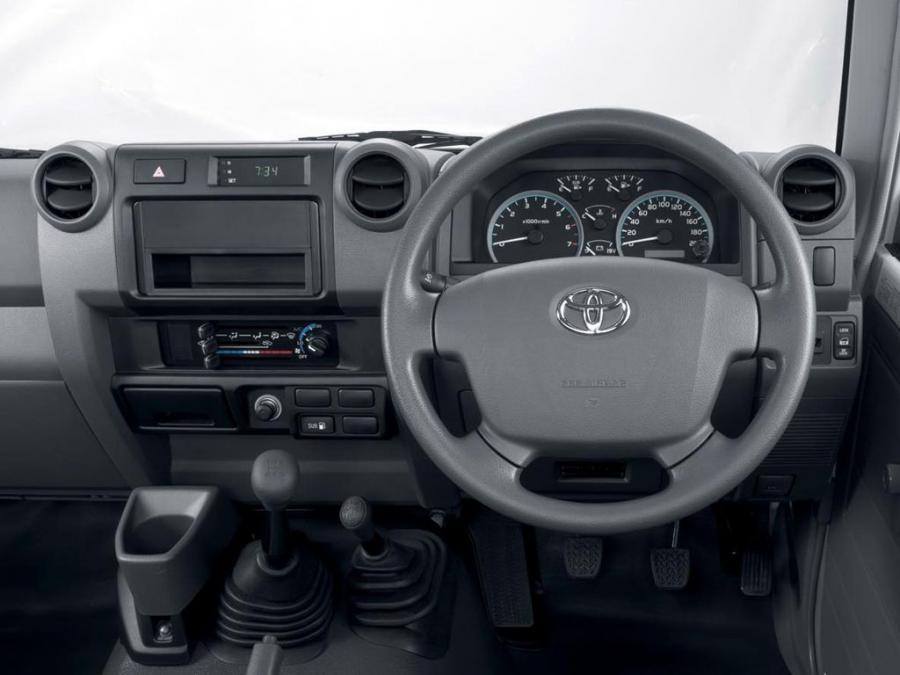  Toyota Land Cruiser 70 Pickup 2007 года  (ZA) (фото 5 из 12)